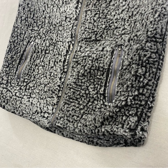 Thread & Supply Artic Fleece Vest Sherpa Women's Size M Pockets Fuzzy Cozy Soft - Picture 3 of 10
